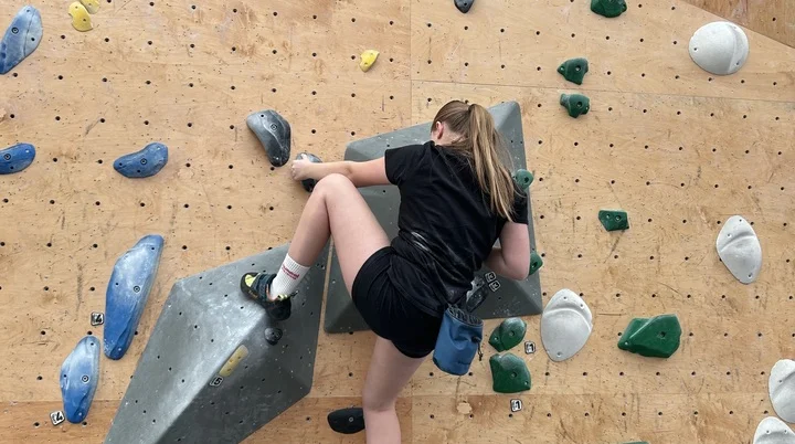 mädchen beim bouldern | © leonie hoffmann mädchen beim bouldern | © leonie hoffmann